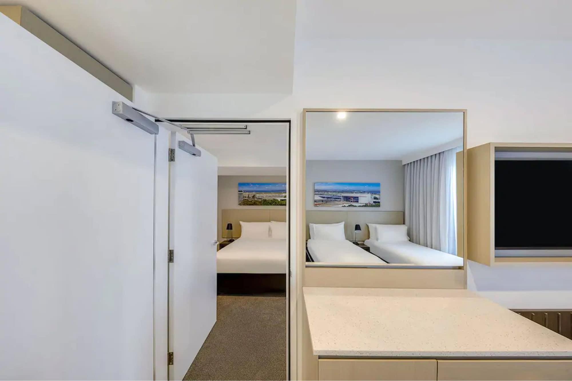 Travelodge Hotel Sydney Airport Exterior foto Room view from the balcony